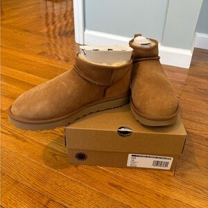 UGG NWT Women’s Classic Ultra Mini in Chestnut size 10